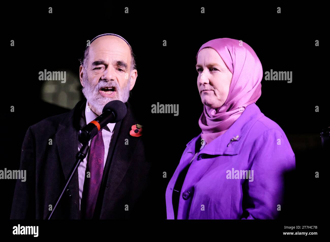 Londra, Regno Unito. 15 novembre. Membri del pubblico, parlamentari, fede e leader della comunità hanno preso parte all'evento "Humanity Not Hatred" di fronte a Downing Street, per ricordare tutte le vittime del conflitto israelo-Hamas. Credito: Fotografia dell'undicesima ora/Alamy Live News Foto Stock