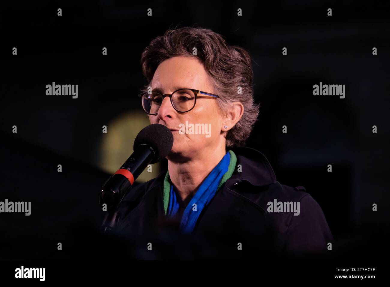 Londra, Regno Unito. 15 novembre. Membri del pubblico, parlamentari, fede e leader della comunità hanno preso parte all'evento "Humanity Not Hatred" di fronte a Downing Street, per ricordare tutte le vittime del conflitto israelo-Hamas. Credito: Fotografia dell'undicesima ora/Alamy Live News Foto Stock