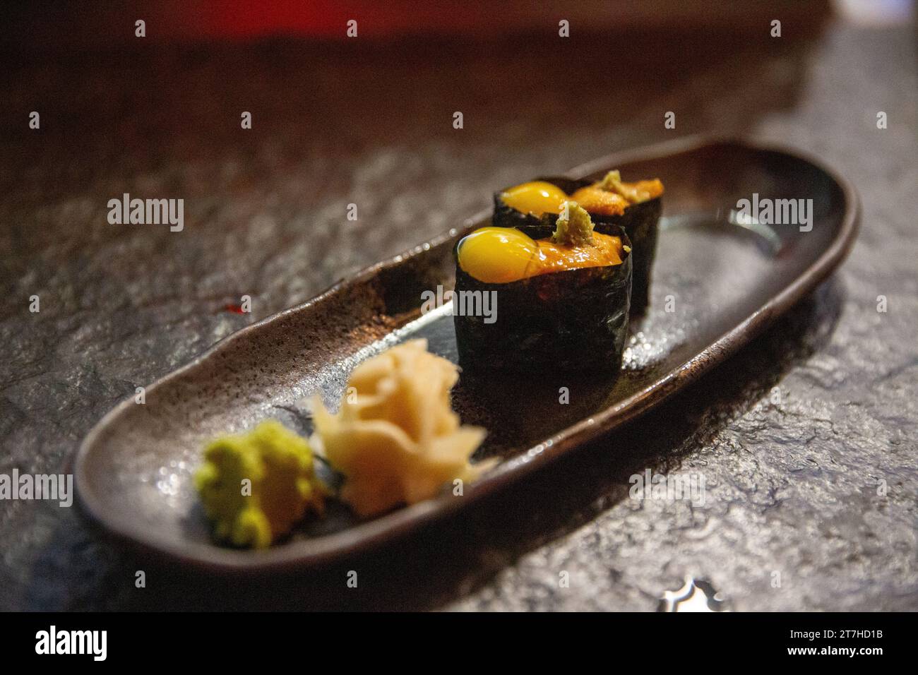 Sushi di Urchin di mare con uova di quaglia Foto Stock
