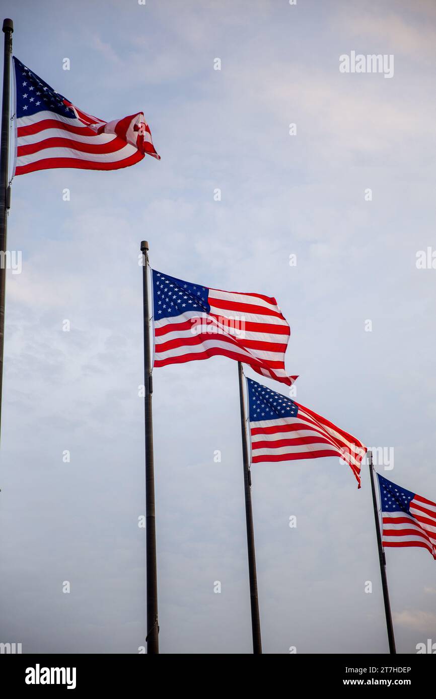 Quattro bandiere americane che si muovono nel vento Foto Stock