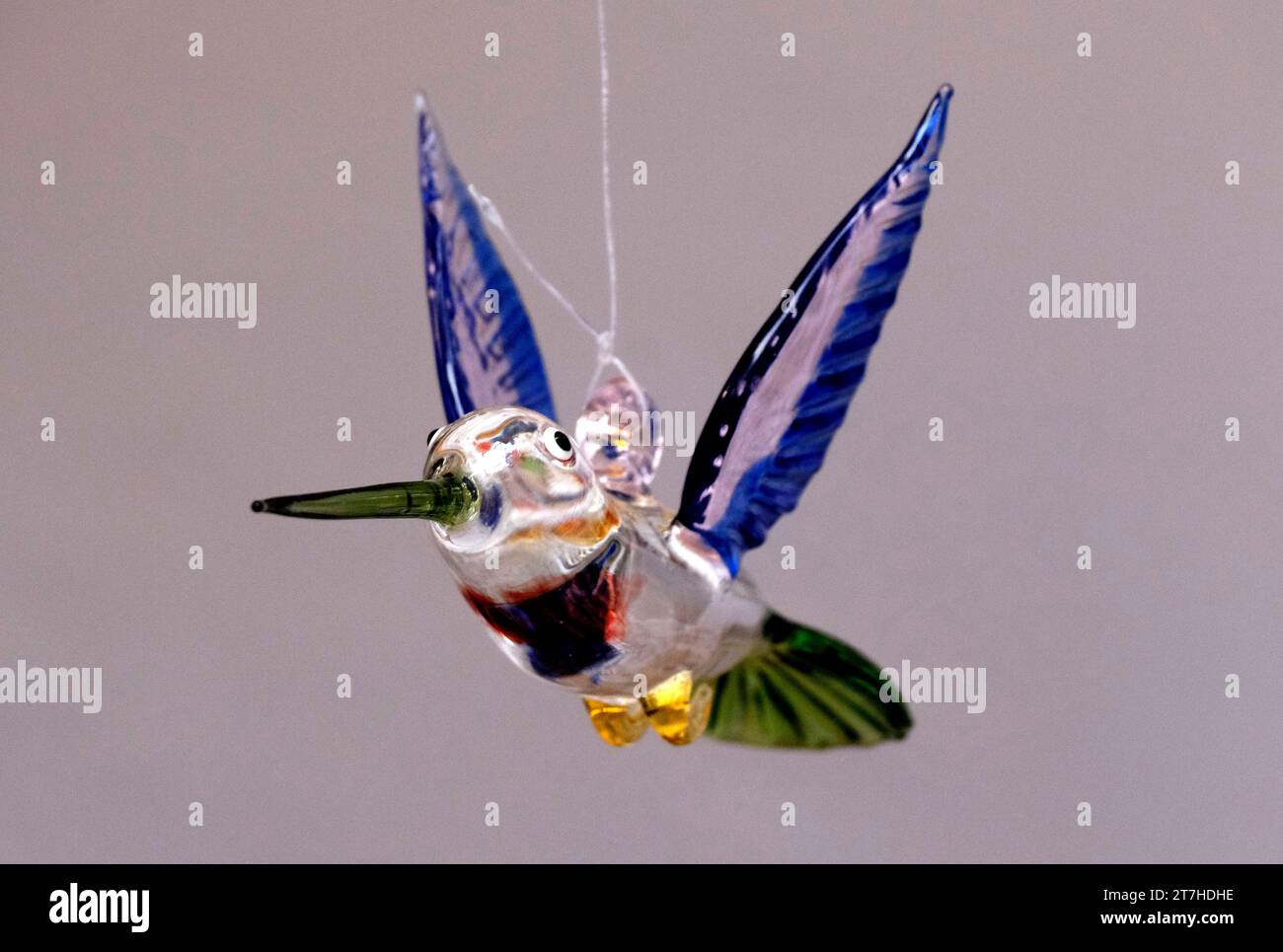 Artigianato artistico in vetro colorato, oggetti per la casa degli uccelli appesi, artigianato fatto a mano, scultura di statue di uccelli in vetro. Foto Stock