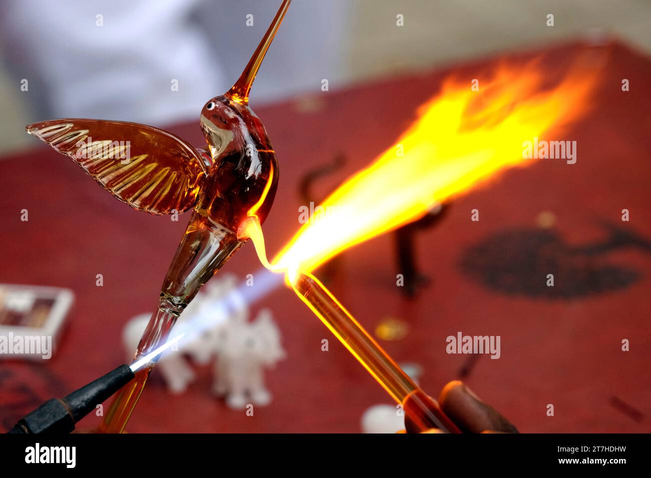 Artigianato artistico in vetro colorato, oggetti per la casa degli uccelli appesi, artigianato fatto a mano, scultura di statue di uccelli in vetro. Foto Stock