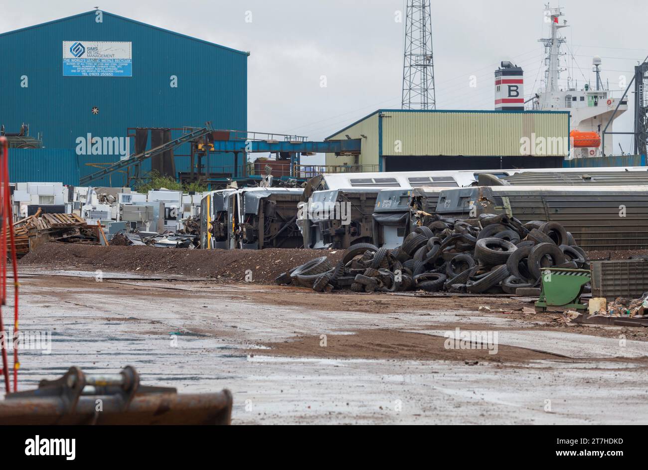 Rottami di treni elettrici a più unità classe 321 in attesa di essere demoliti e riciclati presso SIMS Metals, banchine di Newport, Galles del Sud, Regno Unito Foto Stock