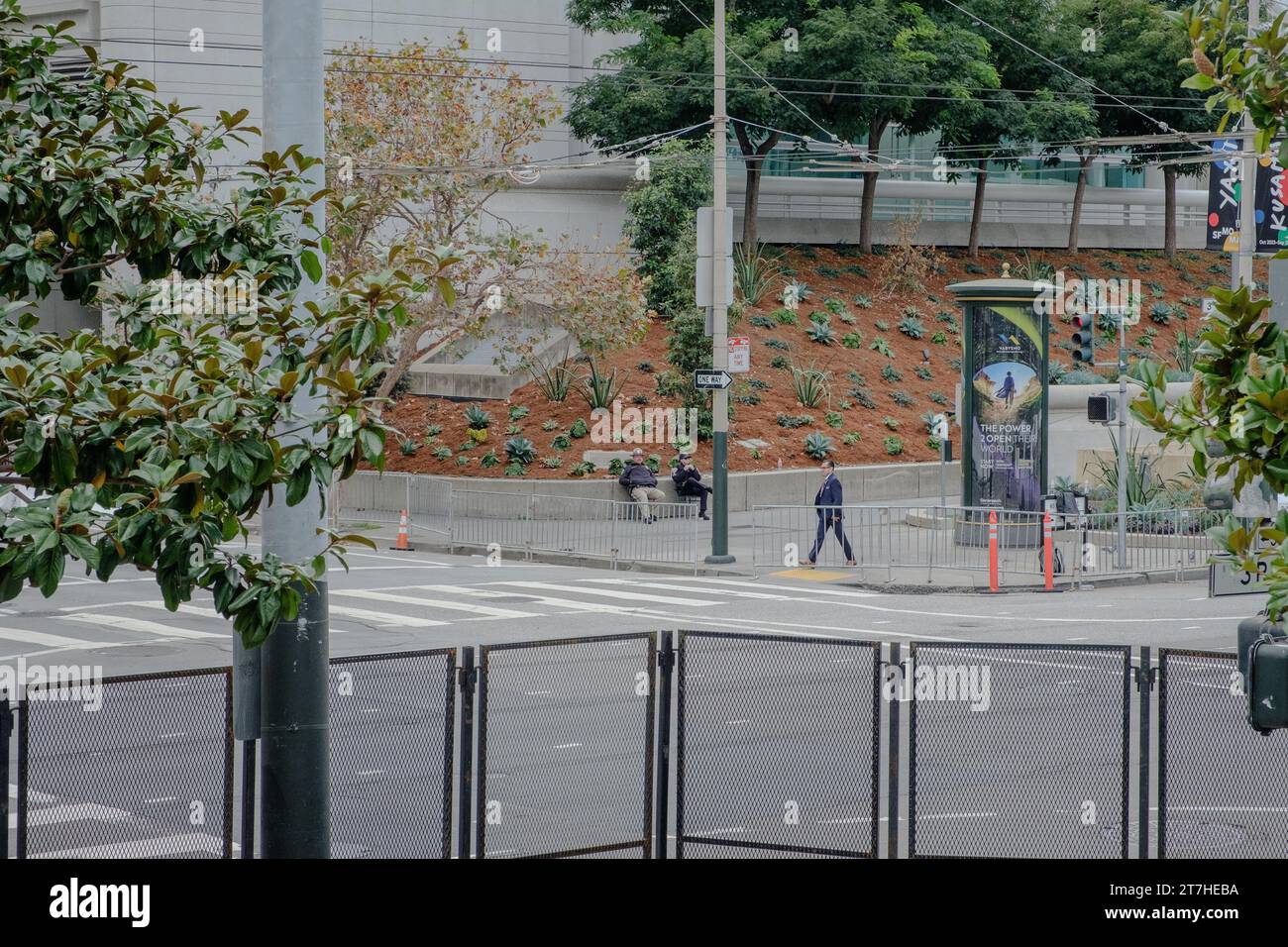 San Francisco, California, USA. 15 novembre 2023. Il secondo giorno dell'APEC Summit un ufficiale della California Highway Patrol e un sergente della polizia di San Francisco si reclamano all'interno dell'area controllata dell'APEC Summit. Condonazioni e chiusure del traffico hanno portato a una spaventosamente tranquilla Market St. E South of Market District, mentre il presidente Joe Biden ha incontrato Xi Jinping, presidente della Repubblica Popolare Cinese, a San Francisco mercoledì 15 novembre. (Immagine di credito: © J. Matt/ZUMA Press Wire) SOLO USO EDITORIALE! Non per USO commerciale! Foto Stock