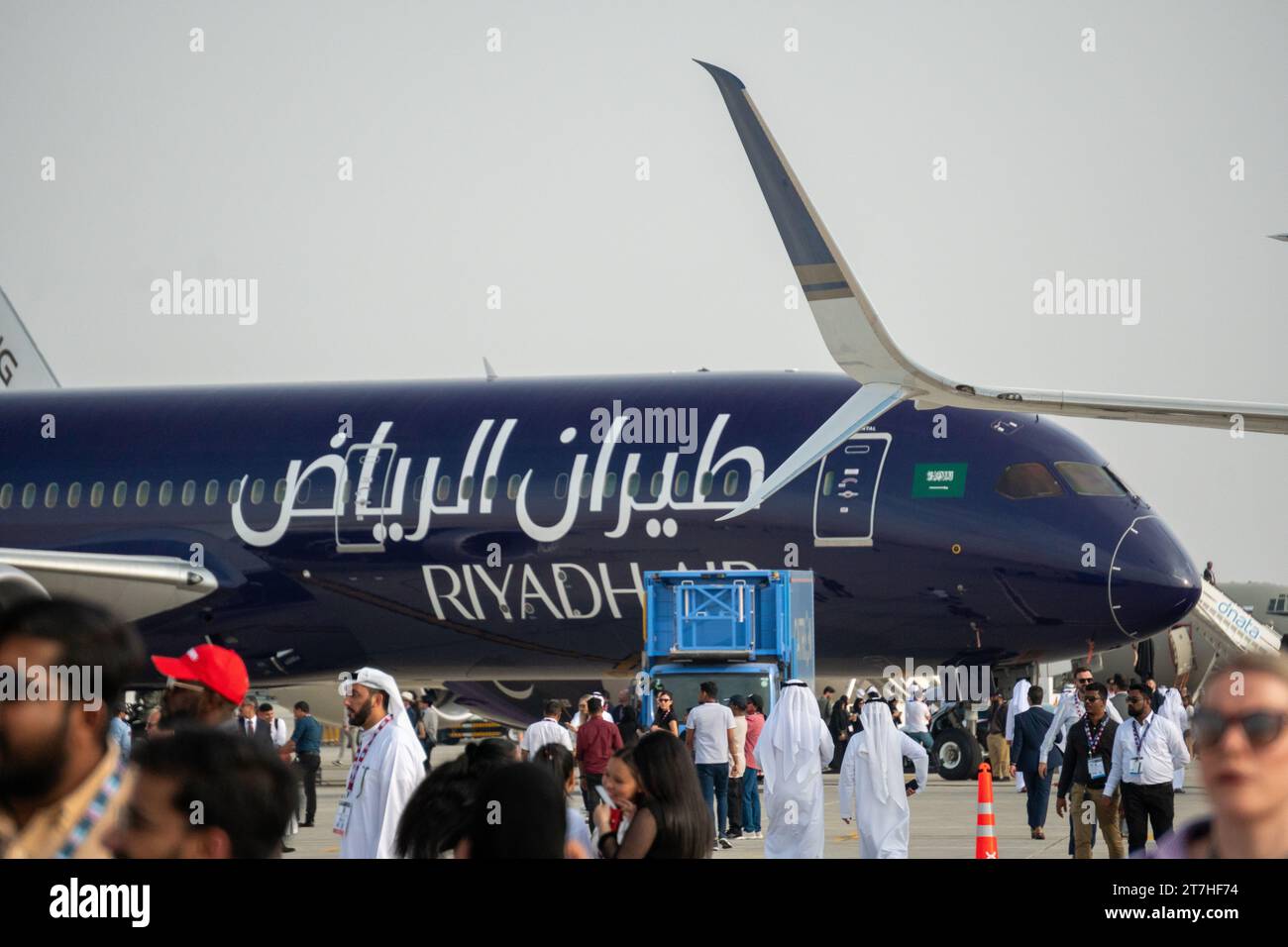 La nuova livrea di Riyadh Airlines in mostra al Dubai Airshow del 2023. Foto Stock