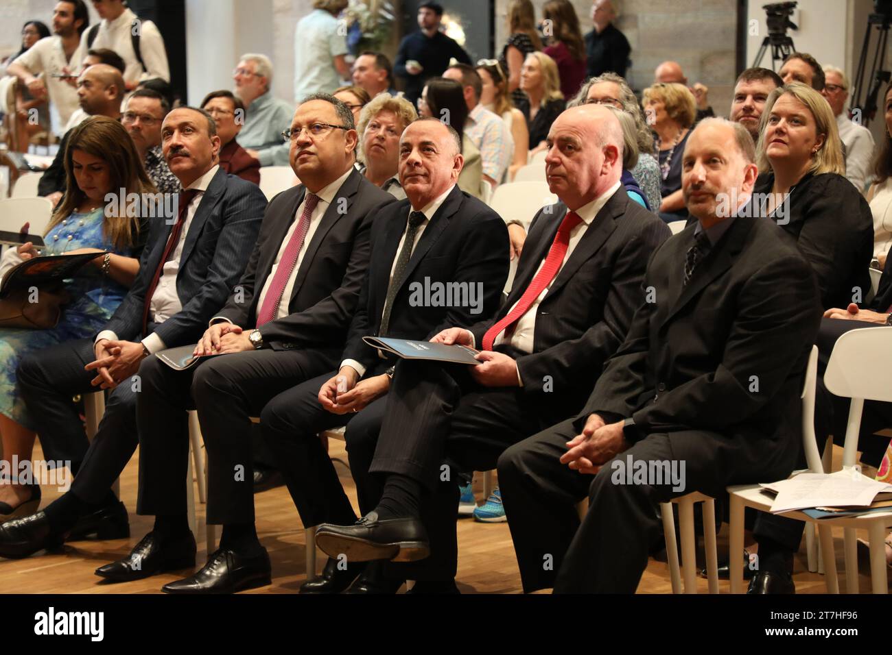 Sydney, Australia. 16 novembre 2023. Anteprima mediatica della mostra Ramses & the Gold of the Pharaohs presso l'Australian Museum, con 182 oggetti inestimabili, tra cui il sarcofago di Ramses II, una delle bare reali più rare e impressionanti dell'antico Egitto mai scoperte. Museo Australiano, Hintze Hall. 1 William Street, cnr College St, Sydney. Crediti: Richard Milnes/Alamy Live News Foto Stock