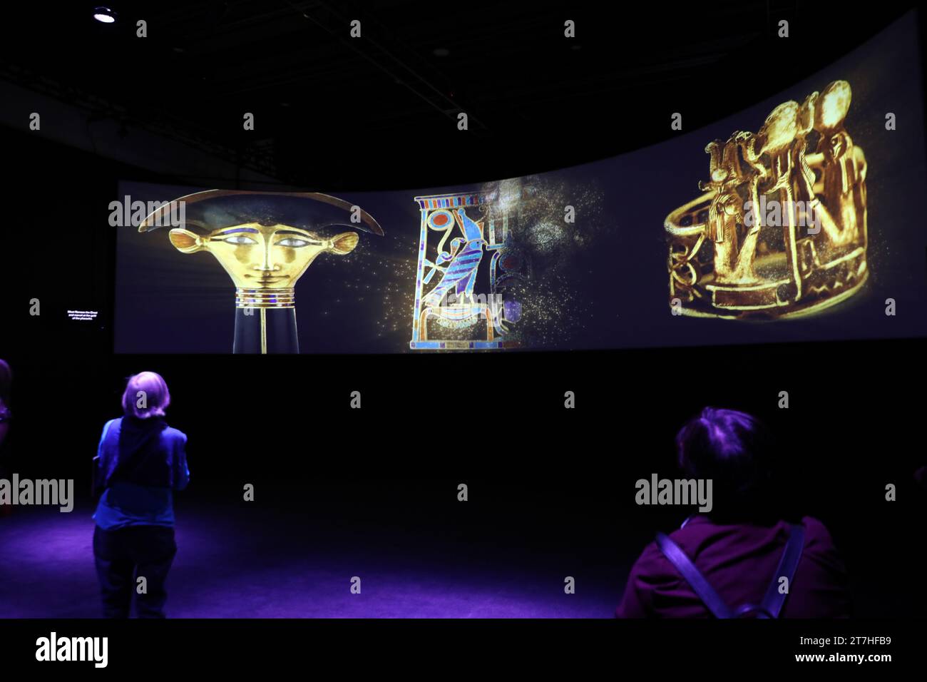 Sydney, Australia. 16 novembre 2023. Anteprima mediatica della mostra Ramses & the Gold of the Pharaohs presso l'Australian Museum, con 182 oggetti inestimabili, tra cui il sarcofago di Ramses II, una delle bare reali più rare e impressionanti dell'antico Egitto mai scoperte. Museo Australiano, Hintze Hall. 1 William Street, cnr College St, Sydney. Crediti: Richard Milnes/Alamy Live News Foto Stock