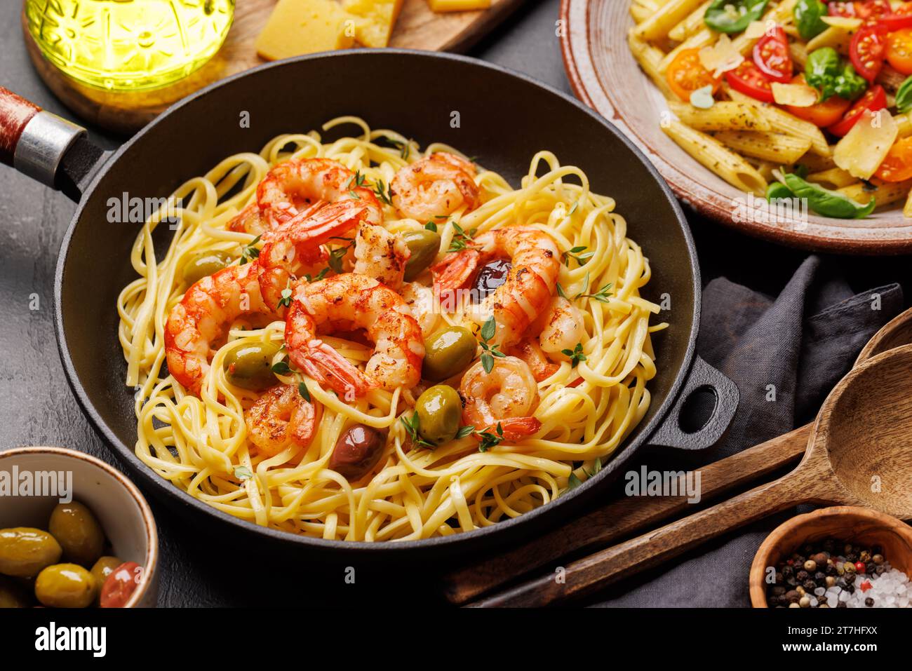 Una deliziosa pasta italiana adornata con gamberi al timo, creando un perfetto piacere di pesce Foto Stock