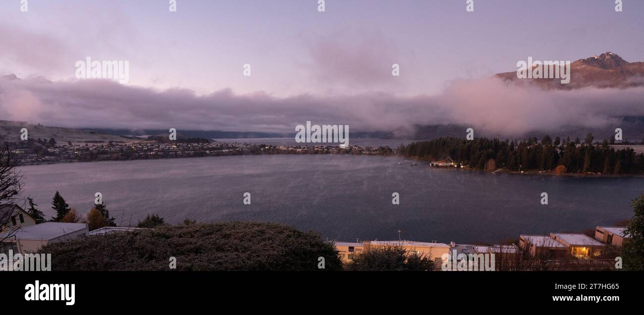 Alba colorata sul lago Wakatipu a Queenstown, nuova Zelanda Foto Stock