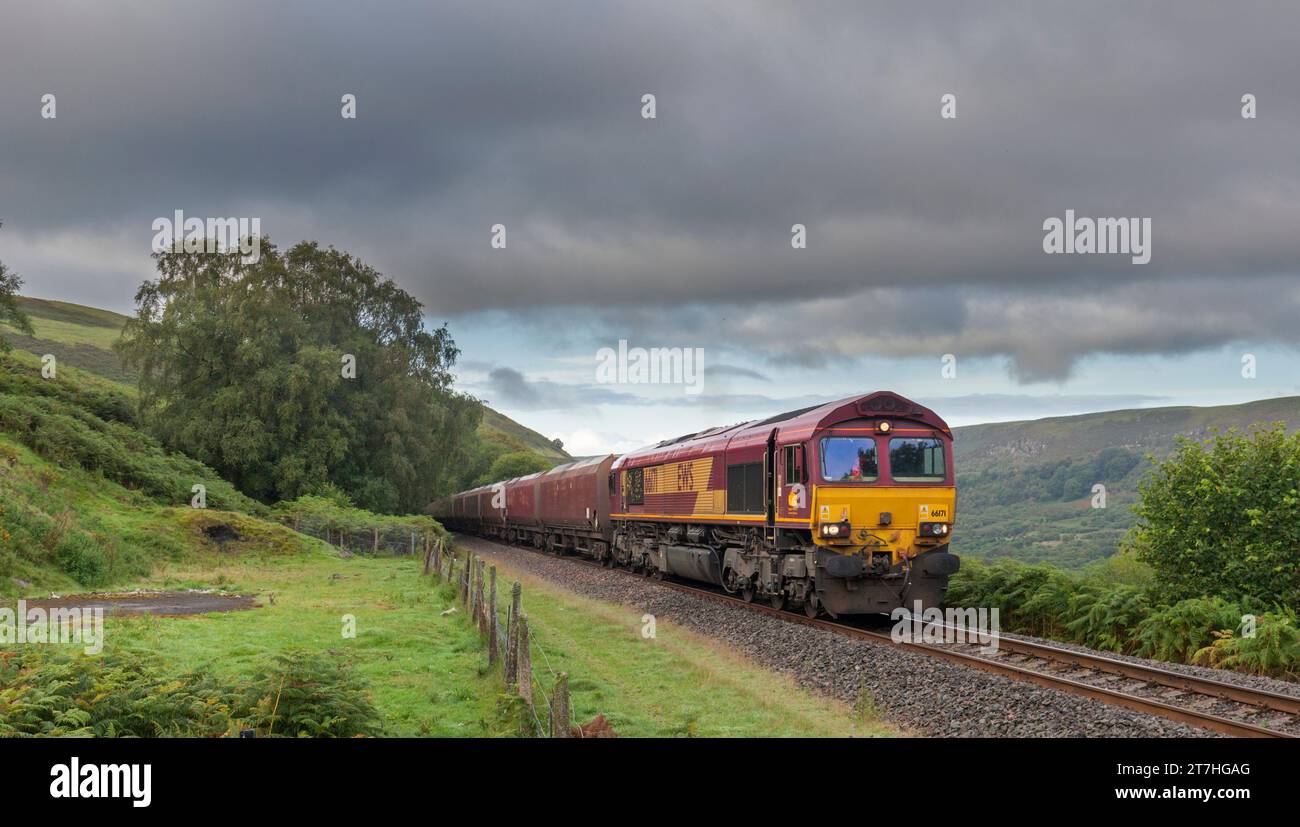 DB Cargo rail UK classe 66 locomotiva che trasporta un treno a carbone vuoto presso Nant-y-Ffin, diretto al punto di smaltimento Cwmbargoed per essere caricato. Galles del Sud, Regno Unito Foto Stock