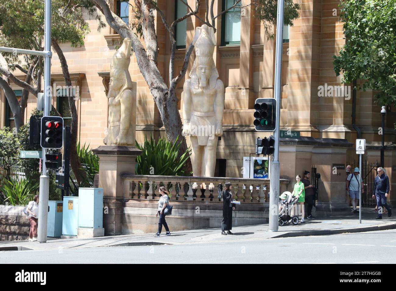 Sydney, Australia. 16 novembre 2023. Anteprima mediatica della mostra Ramses & the Gold of the Pharaohs presso l'Australian Museum, con 182 oggetti inestimabili, tra cui il sarcofago di Ramses II, una delle bare reali più rare e impressionanti dell'antico Egitto mai scoperte. Museo Australiano, Hintze Hall. 1 William Street, cnr College St, Sydney. Crediti: Richard Milnes/Alamy Live News Foto Stock