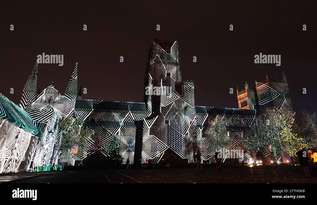 "Liquid Geomotry" illumina la Cattedrale di Durham durante un'anteprima di Lumiere 2023, la biennale dell'arte leggera del Regno Unito, tenutasi a Durham e Bishop Auckland. Per quattro notti, la città medievale diventerà un'esperienza d'arte notturna che ospita opere realizzate con la luce. Data foto: Mercoledì 15 novembre 2023. Foto Stock