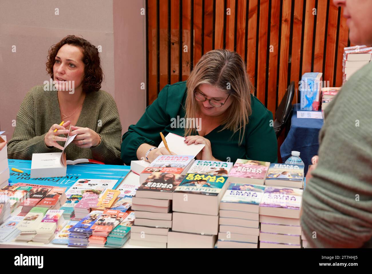 Emma Grenn è uno pseudonimo di successo per due scrittori. Dietro lo pseudonimo Emma Green nasconde un duo di autori parigini. Formando legami in un jou parigino Foto Stock