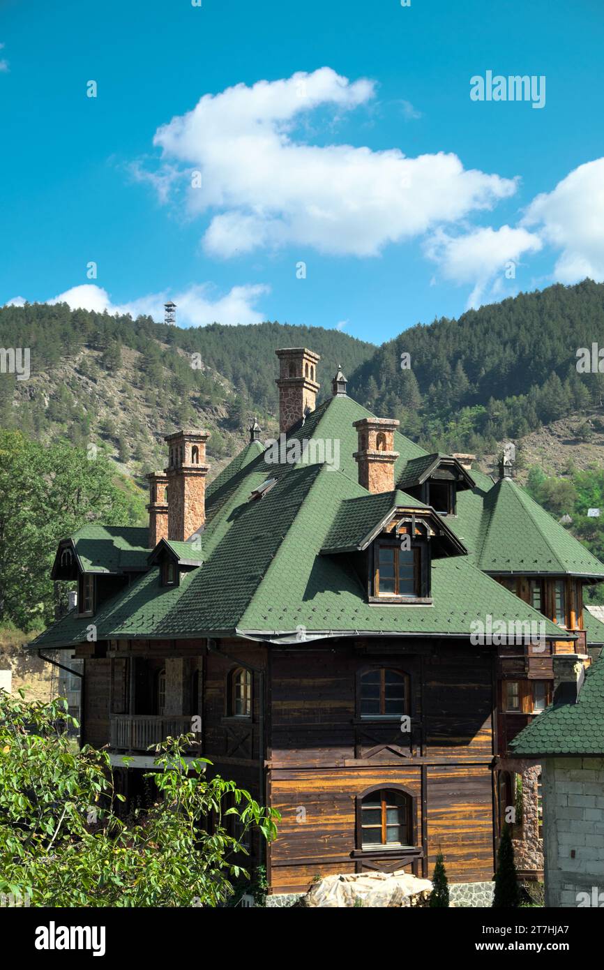 Tetto con finestre dormitori e camini di casa di montagna a Mokra Gora, Serbia Foto Stock