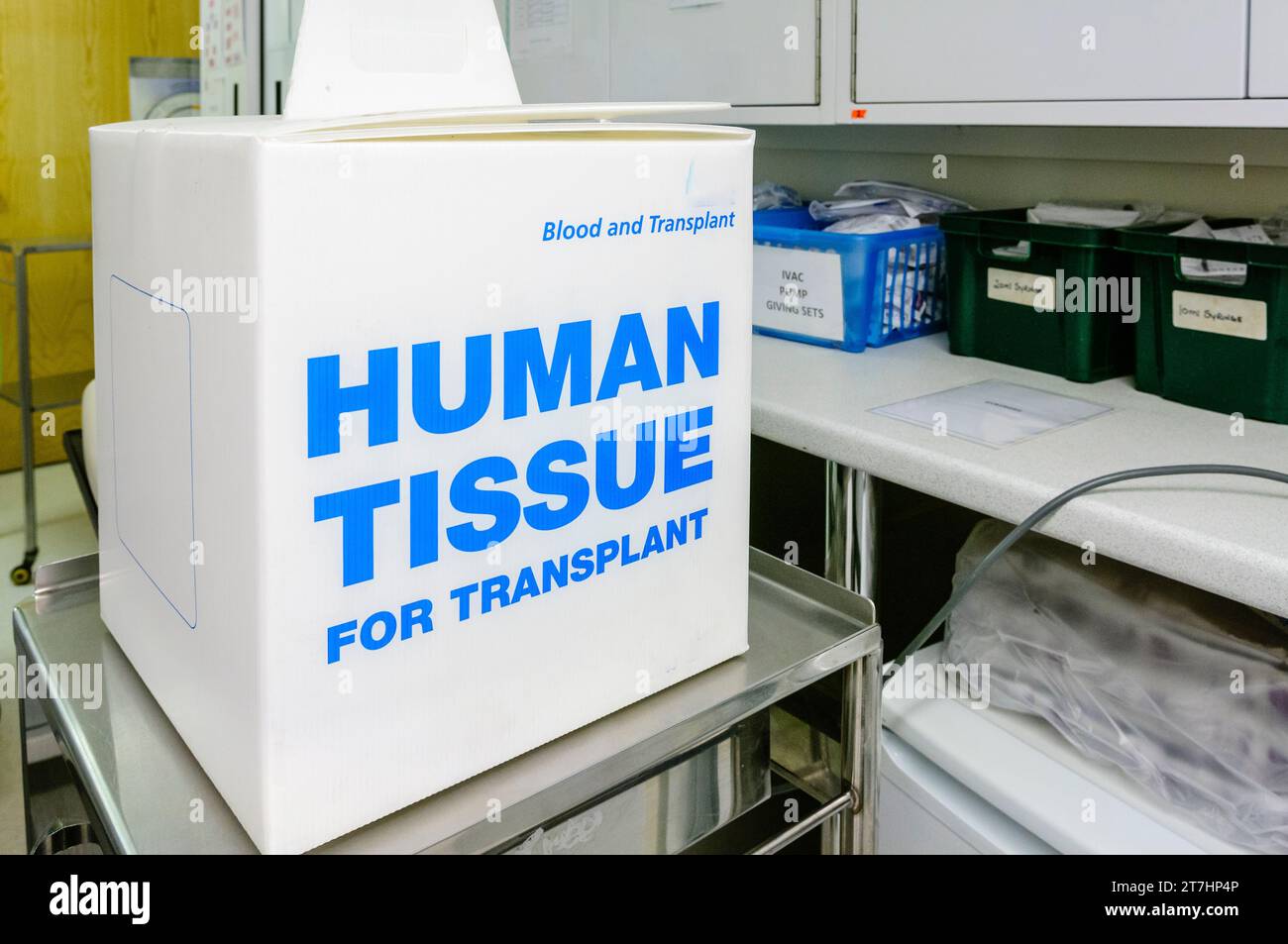 Box in un ospedale che dice "tessuto umano per trapianto" Foto Stock