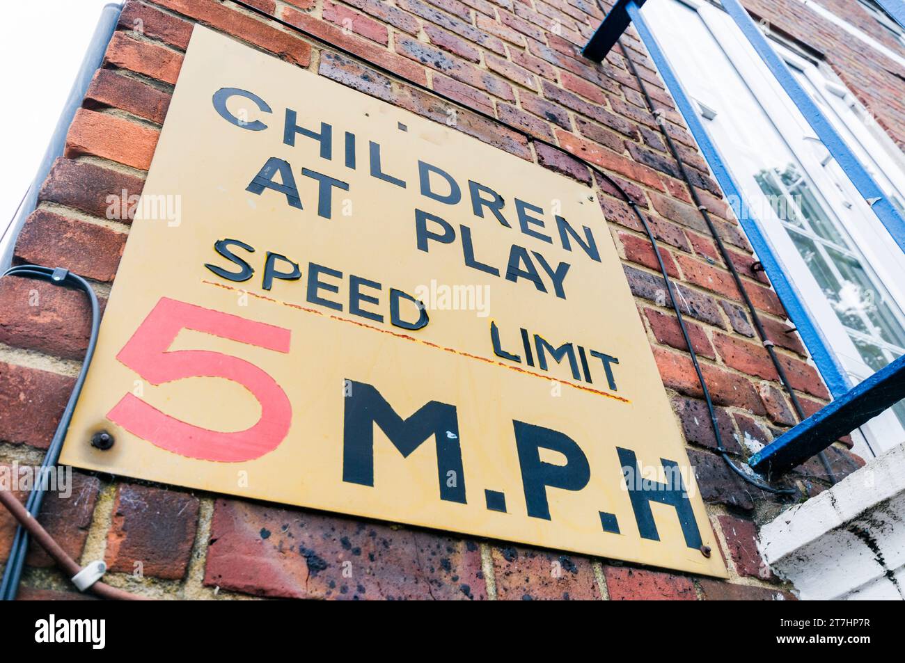 Firmare i driver di avvertimento che i bambini sono in gioco e far valere un 5km/h il limite massimo di velocità. Foto Stock
