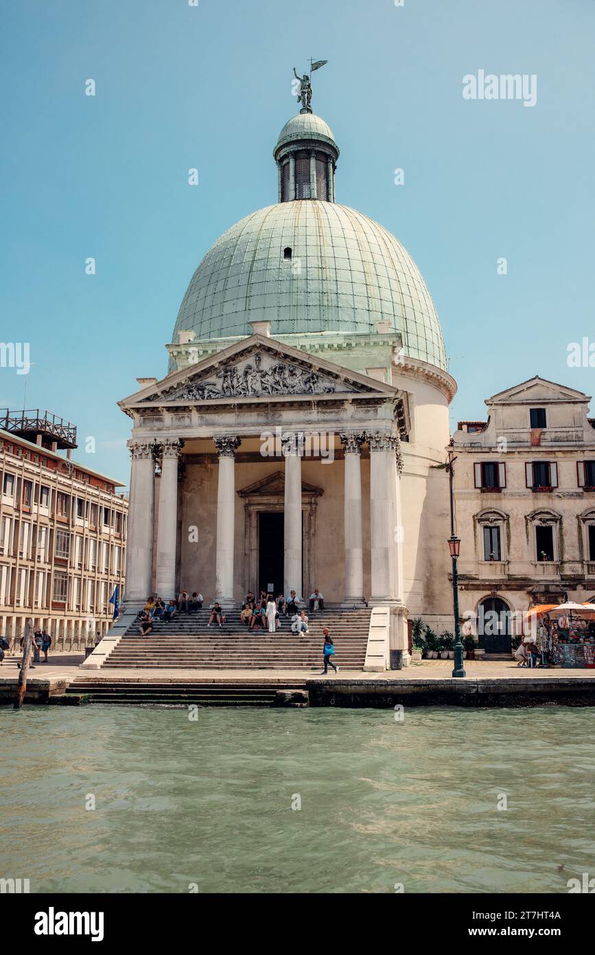 Un gruppo di persone che riposano sulle scale della Chiesa di San Simeon piccolo a Venezia Foto Stock