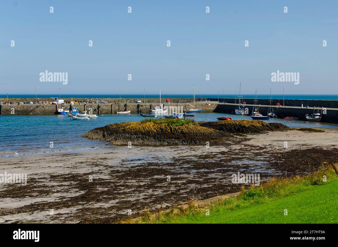 Ballywalter, County Down, Irlanda del Nord 05 settembre 2023 - barche da pesca ormeggiate nel villaggio di pescatori del porto di Ballywalter Foto Stock