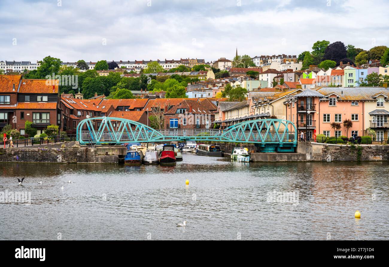 Una passerella pedonale attraverso l'entrata al porticciolo di Poole's Wharf, Bristol Floating Harbour, Bristol, Inghilterra, Regno Unito. Le terrazze di Clifton sono viste sopra. Foto Stock