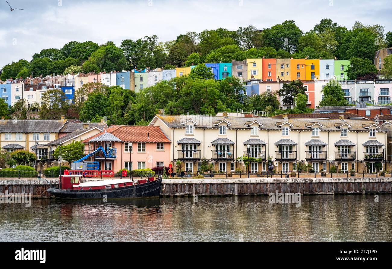 Il Poole's Wharf è uno sviluppo residenziale ricercato vicino al porticciolo di Poole's Wharf. Le case colorate di Clifton sono viste sopra. Bristol, Regno Unito. Foto Stock