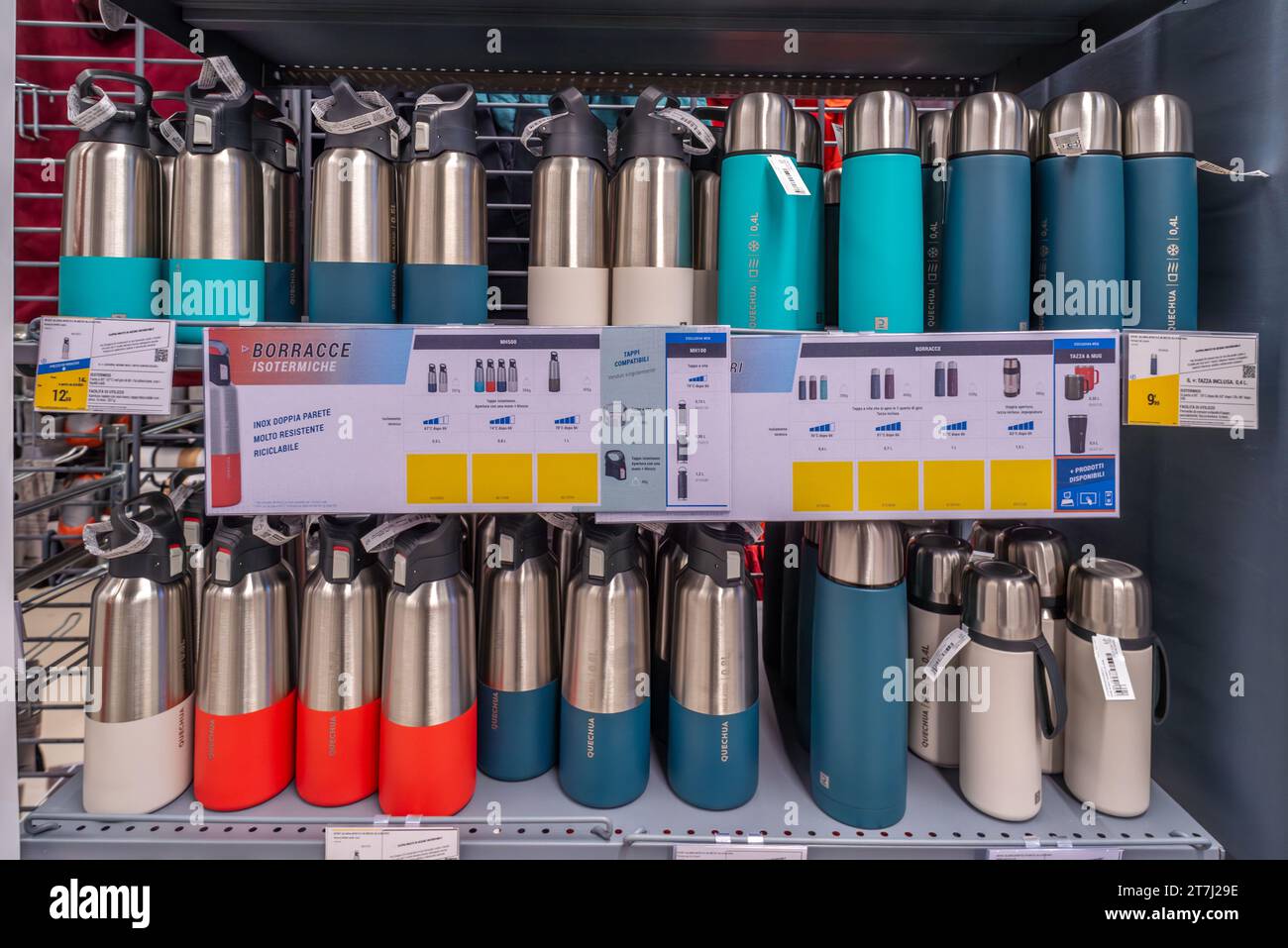 Italia - 15 novembre 2023: Bottiglie isotermiche Quechua esposte sullo scaffale in vendita nel negozio italiano Decathlon Foto Stock