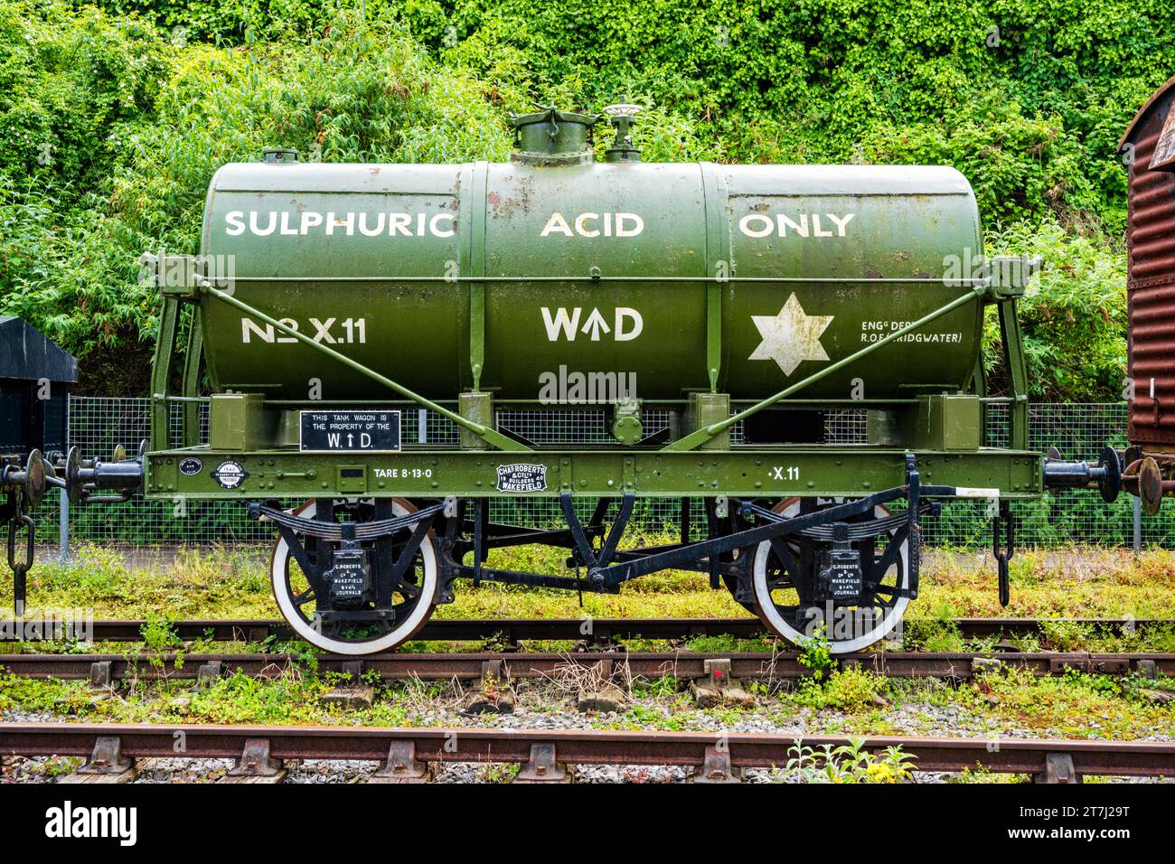 Carro cisterna con acido solforico presso Wapping Railway Wharf, porto galleggiante di Bristol, Bristol, Inghilterra, Regno Unito. Foto Stock