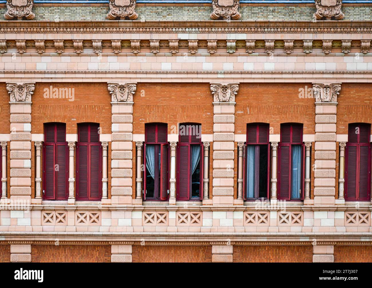 Un edificio d'epoca in stile coloniale caratterizzato da un tetto a più livelli e balconi che si estendono verso l'esterno Foto Stock