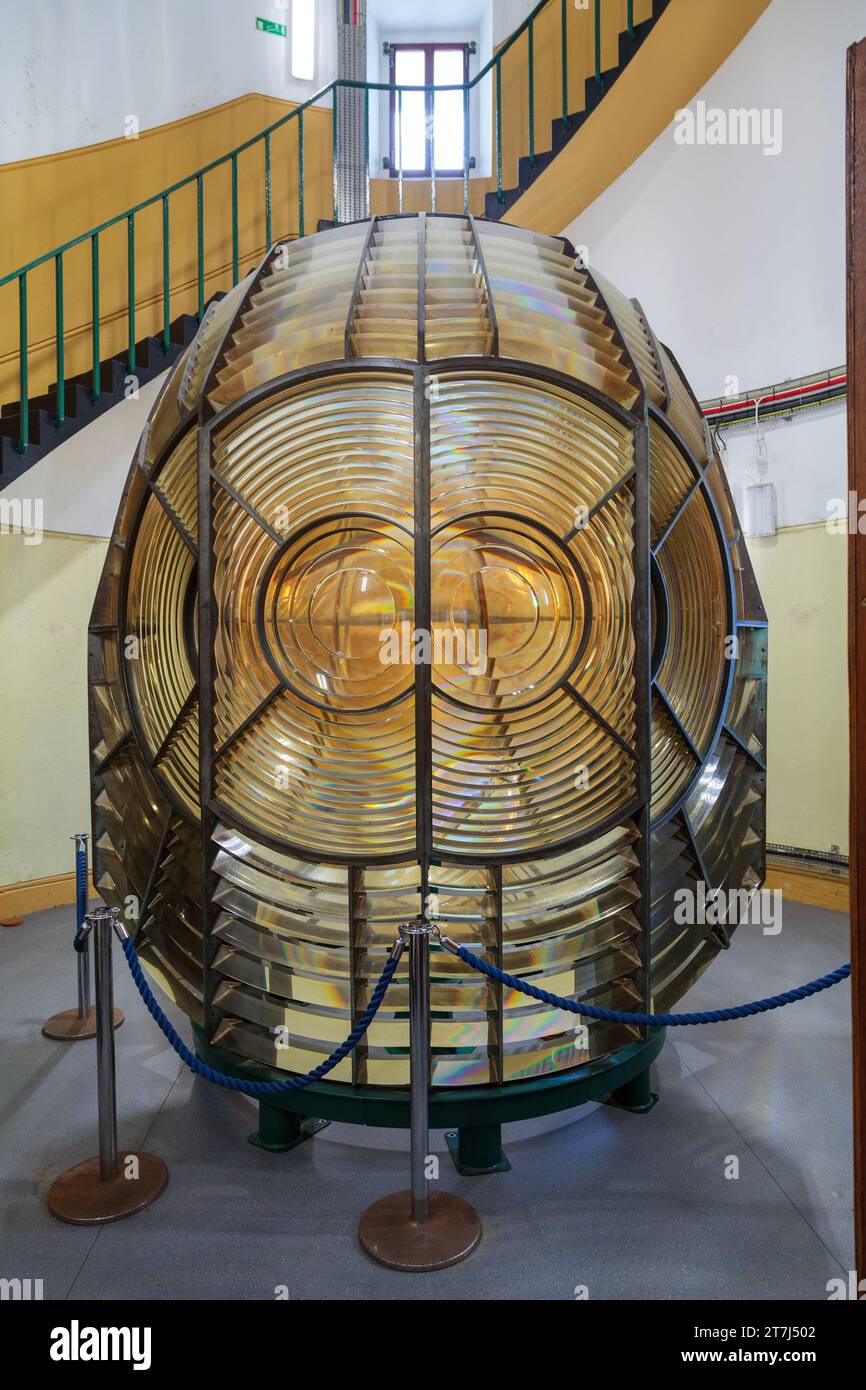Faro di Portland, Portland Bill, Dorset, Inghilterra, lente Fresnel originale per faro costruito nel 1906 per guidare le navi destinate a Portland e Weymouth Foto Stock