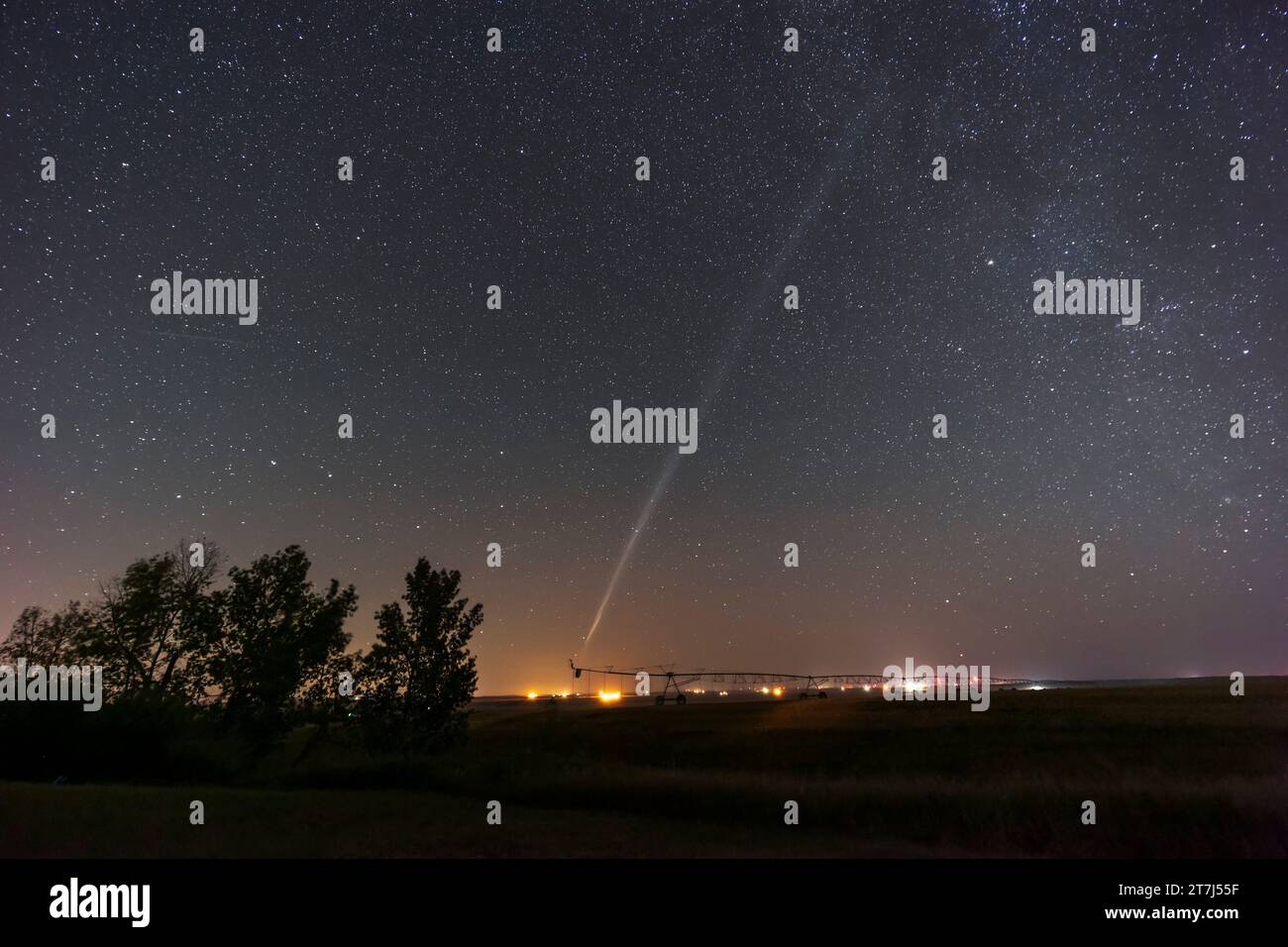 Questa è la strana vista di un arco di luce attraverso il cielo creato dalla discarica di combustibile ad alta quota di un razzo orbitante. Sembra un'enorme cometa o. Foto Stock