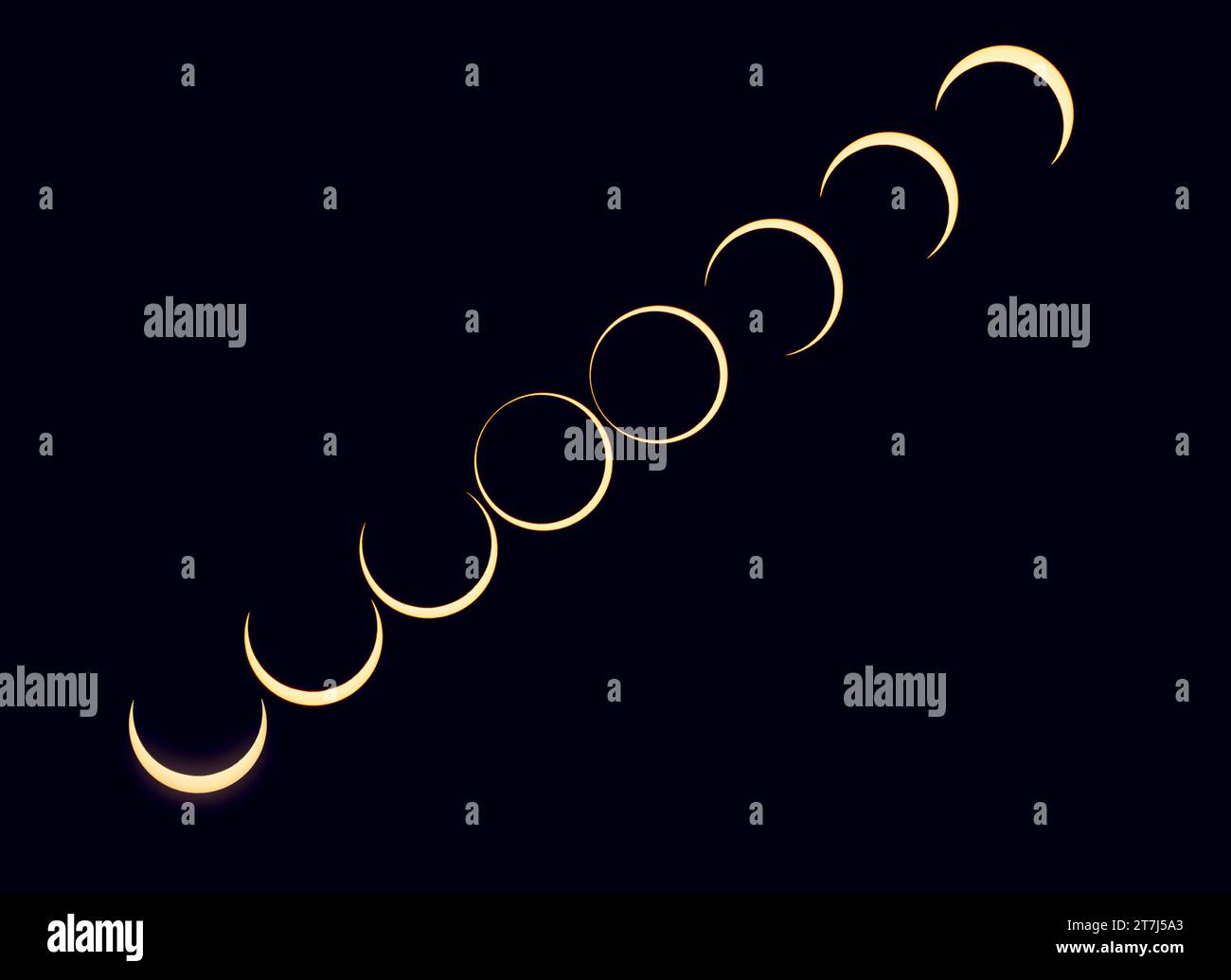 Questo è un composito che registra la sequenza intorno alla metà dell'eclissi dell'eclissi anulare del Sole del 14 ottobre 2023. In questa eclissi la Luna era vicina Foto Stock