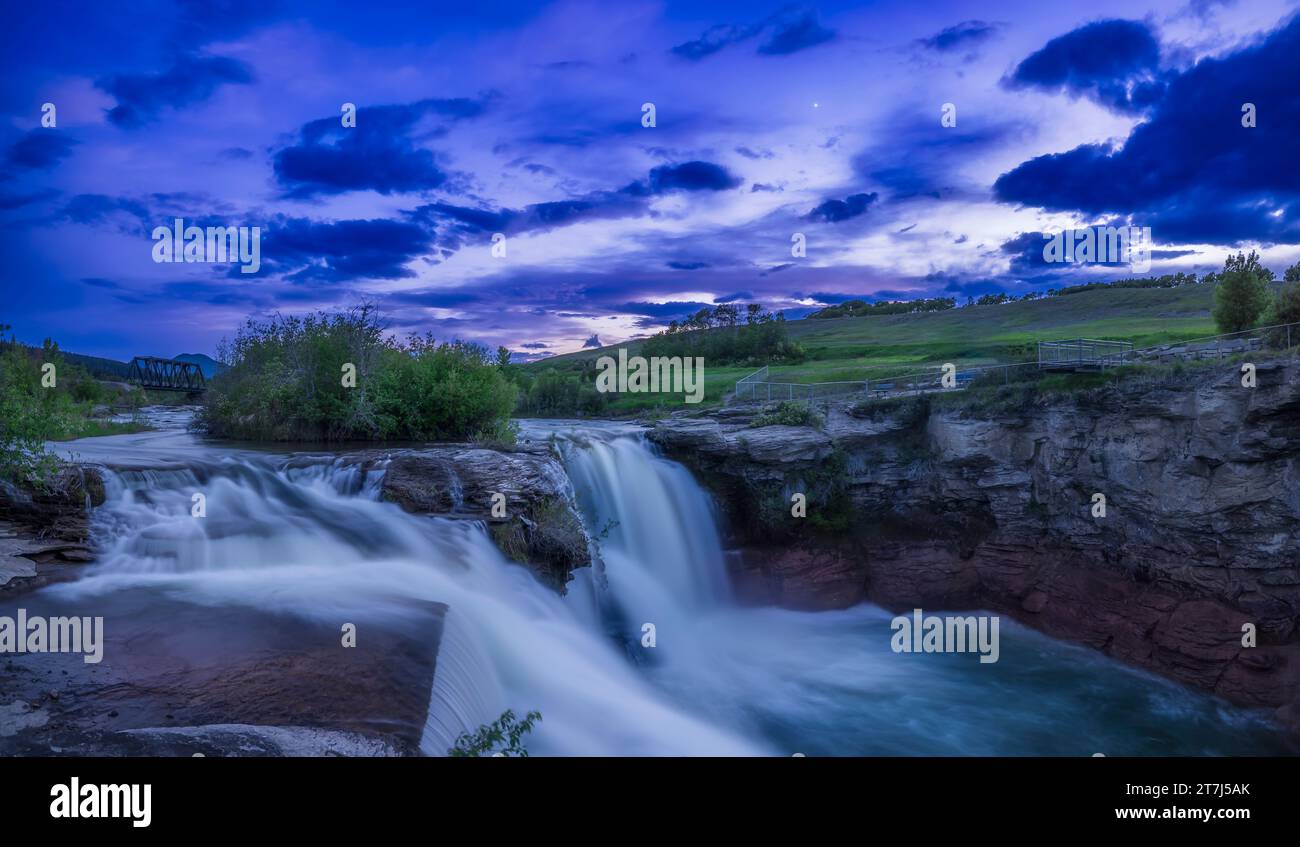 Venere al crepuscolo serale sulle Lundbreck Falls sul fiume Crowsnest, vicino a Pincher Creek, Alberta, il 28 maggio 2023. Questo è un orizzonte a due sezioni Foto Stock
