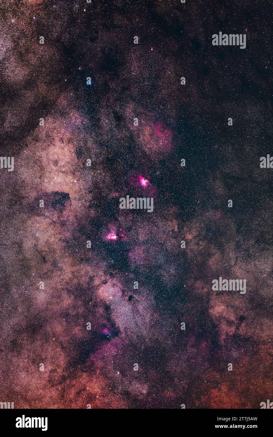 Questa è una cornice della ricca collezione di nebulose, ammassi stellari e nubi stellari nella regione della via Lattea Tghe dal Sagittario settentrionale (in basso) Foto Stock