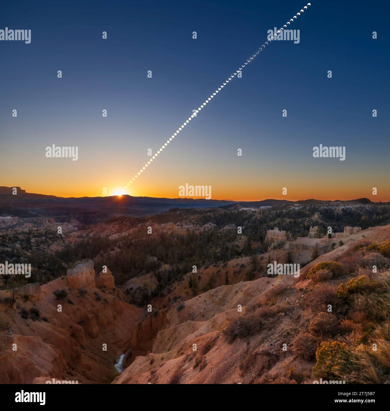 Questo è un ritratto dell'eclissi anulare del Sole del 14 ottobre 2023, catturata in una sequenza di immagini scattate dal bordo del Bryce Canyon, Utah, da Foto Stock