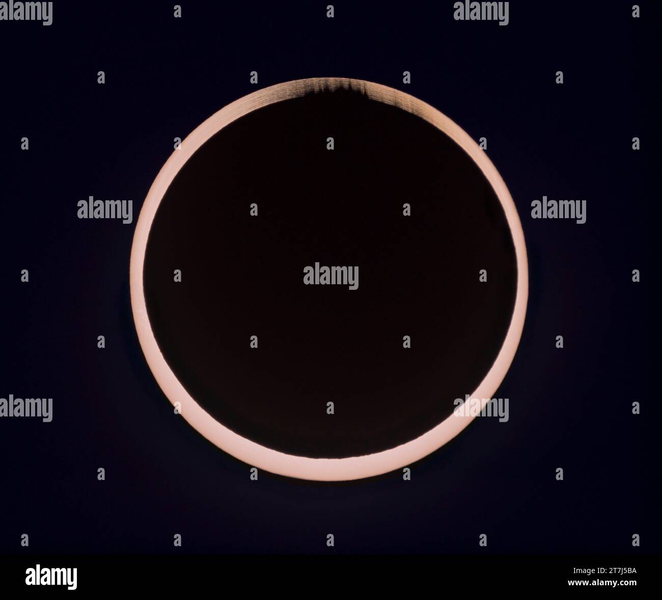 Questo è un composito dell'eclissi solare anulare del 14 ottobre 2023 al secondo contatto. Illustra il bordo irregolare della Luna che rompe il bordo Foto Stock
