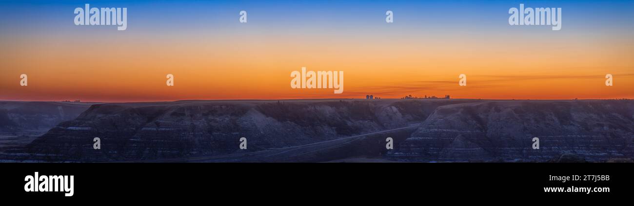 Si tratta di un panorama del colorato cielo crepuscolo serale sulle Badlands del fiume Red Deer, Alberta, preso dal punto panoramico Horsethief Canyon Foto Stock
