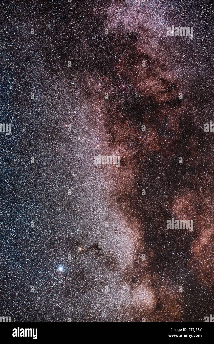 Questo incornicia la via Lattea dalla luminosa stella Altair in Aquila (in basso a sinistra) fino ad Albireo in Cygnus (in alto a destra). Nel mezzo ci sono i piccoli contro Foto Stock