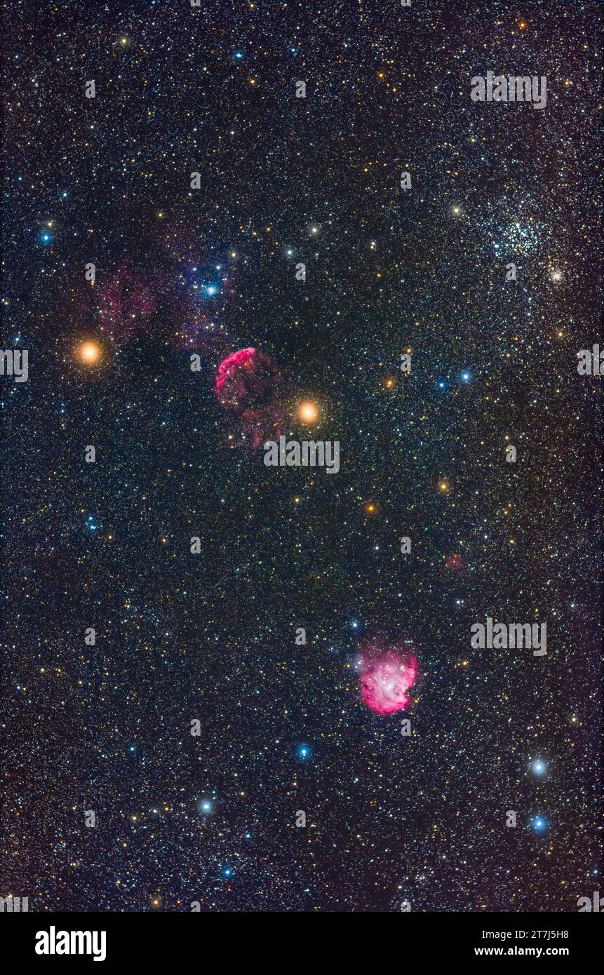 Un inquadramento di alcuni ammassi stellari e nebulose nella Gemini occidentale e nell'Orion settentrionale, preso in una notte parzialmente nebulosa aggiungendo la stella luminosa all'accentu Foto Stock