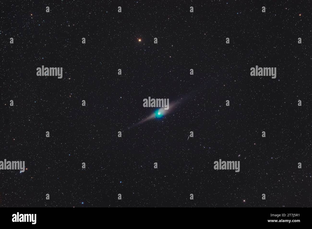 Comet C/2022 E3 (ZTF) nella notte del 22/23 gennaio 2023 quando era a Draco, con vicino alla stella rossastra Edasich (alias Iota Draconis) in cima, e Foto Stock