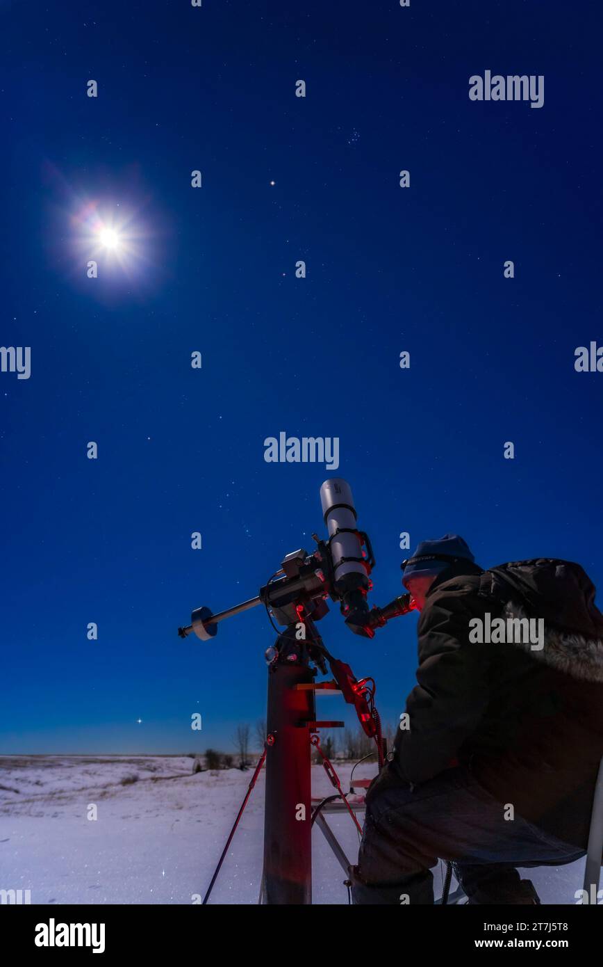 Un selfie di me che osserva Marte, la luminosa stella rossastra in cima, da casa il 4 gennaio 2023, con Marte ancora brillante un mese dopo l'opposizione. La Foto Stock