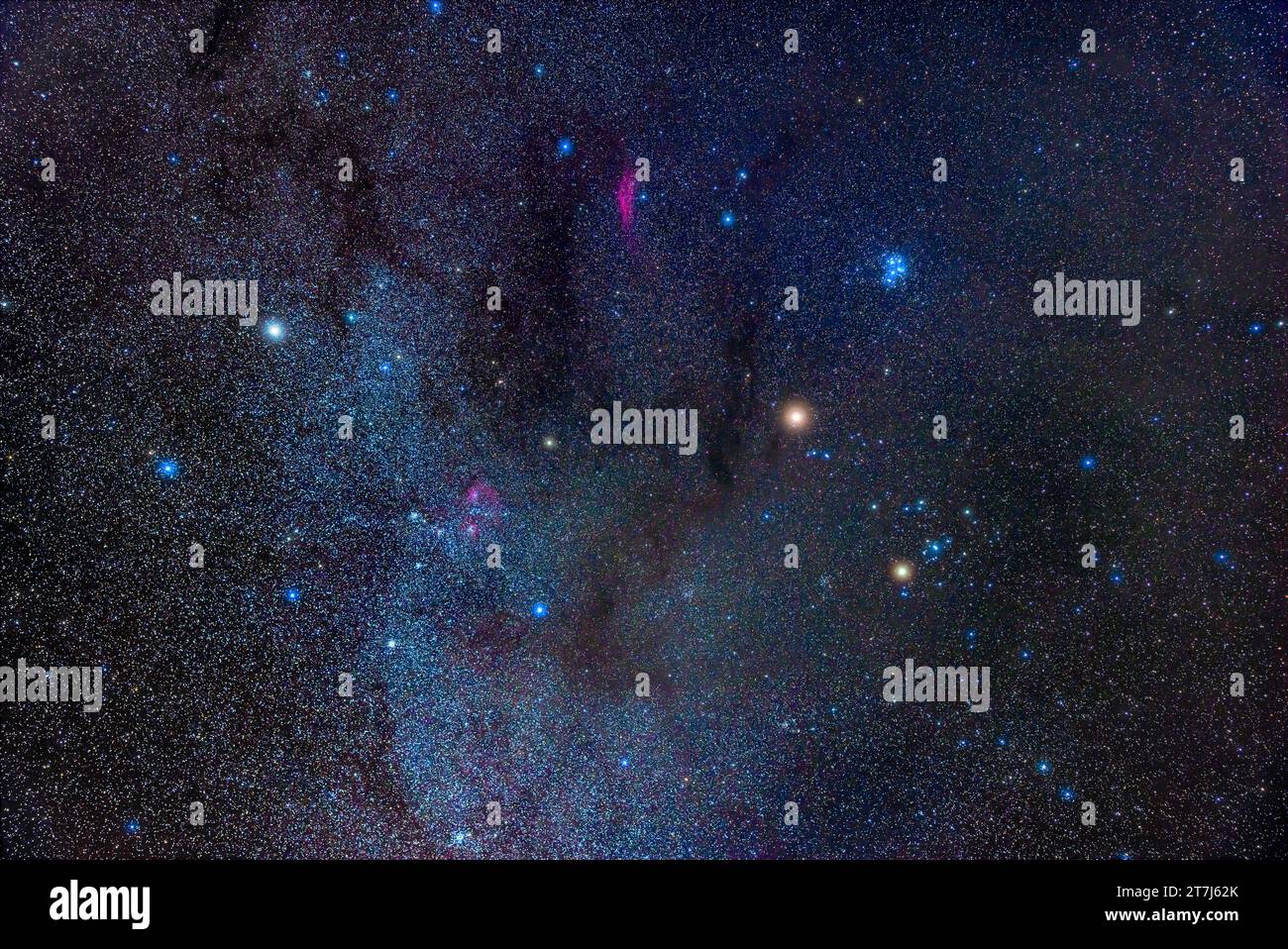 Marte, il luminoso oggetto arancione a destra del centro, è qui tra le stelle e le costellazioni della via Lattea invernale nel gennaio 2023. Marte è nel Toro, Foto Stock
