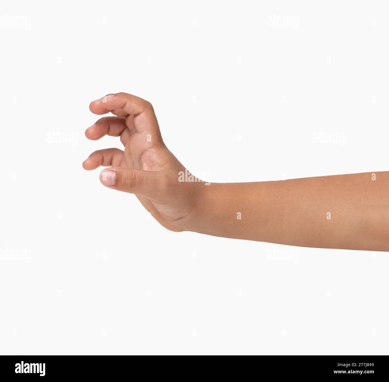 Primo piano della mano di un bambino con un gesto verticale di cattura su sfondo bianco Foto Stock