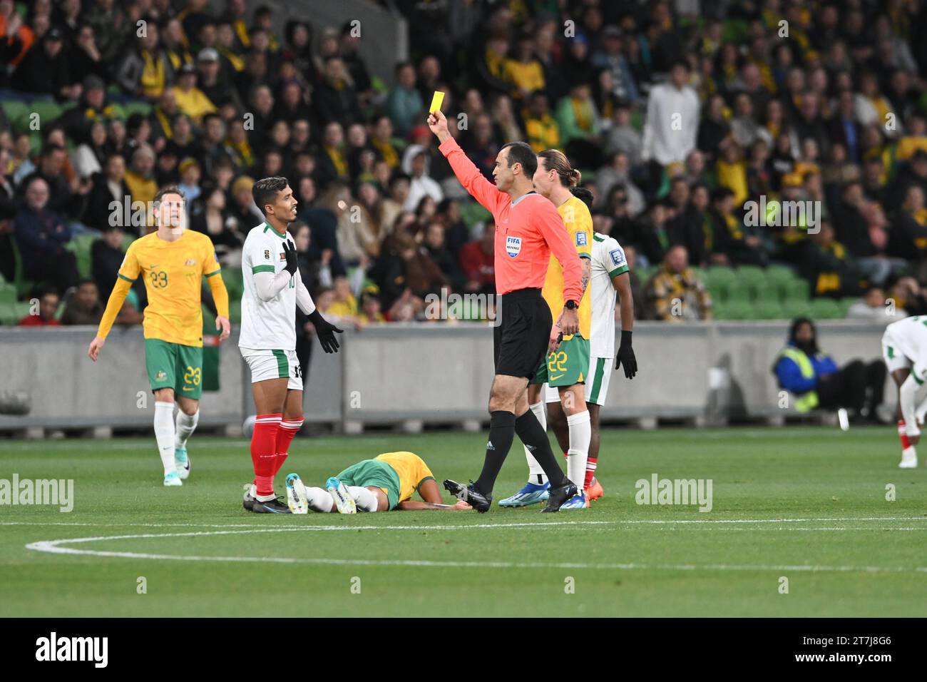 MELBOURNE, AUSTRALIA 16 novembre 2023. Nella foto: L'attaccante bengalese Rakib Hossain (10) riceve un cartellino giallo alle qualificazioni asiatiche della Coppa del mondo FIFA 2026 R1 Australia contro Bangladesh allo stadio rettangolare di Melbourne. Credito: Karl Phillipson/Alamy Live News Foto Stock