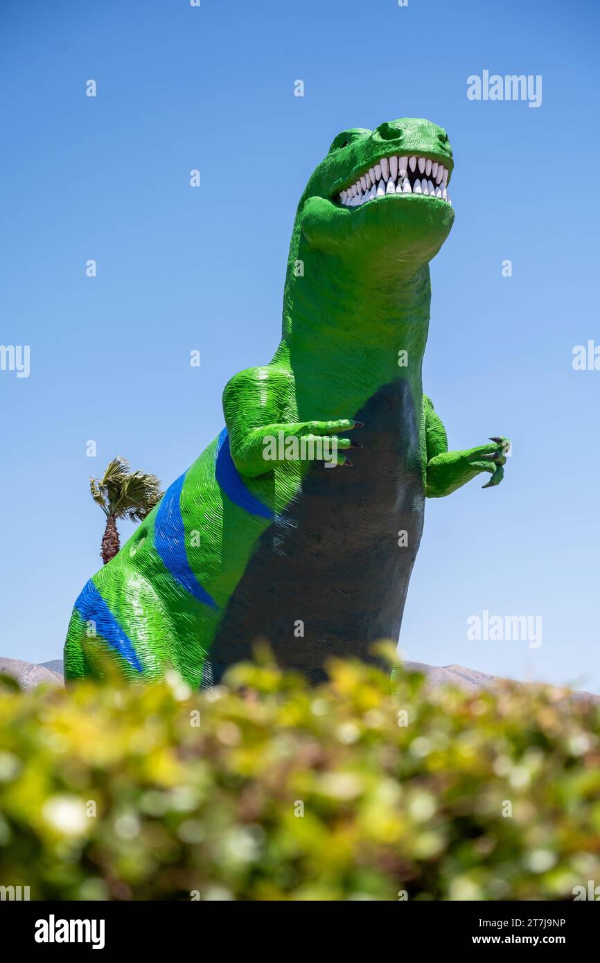 Palm Springs, California - 12 maggio 2023: Una gigantesca statua verde di un Tyrannosaurus Rex a Cabazon, California Foto Stock