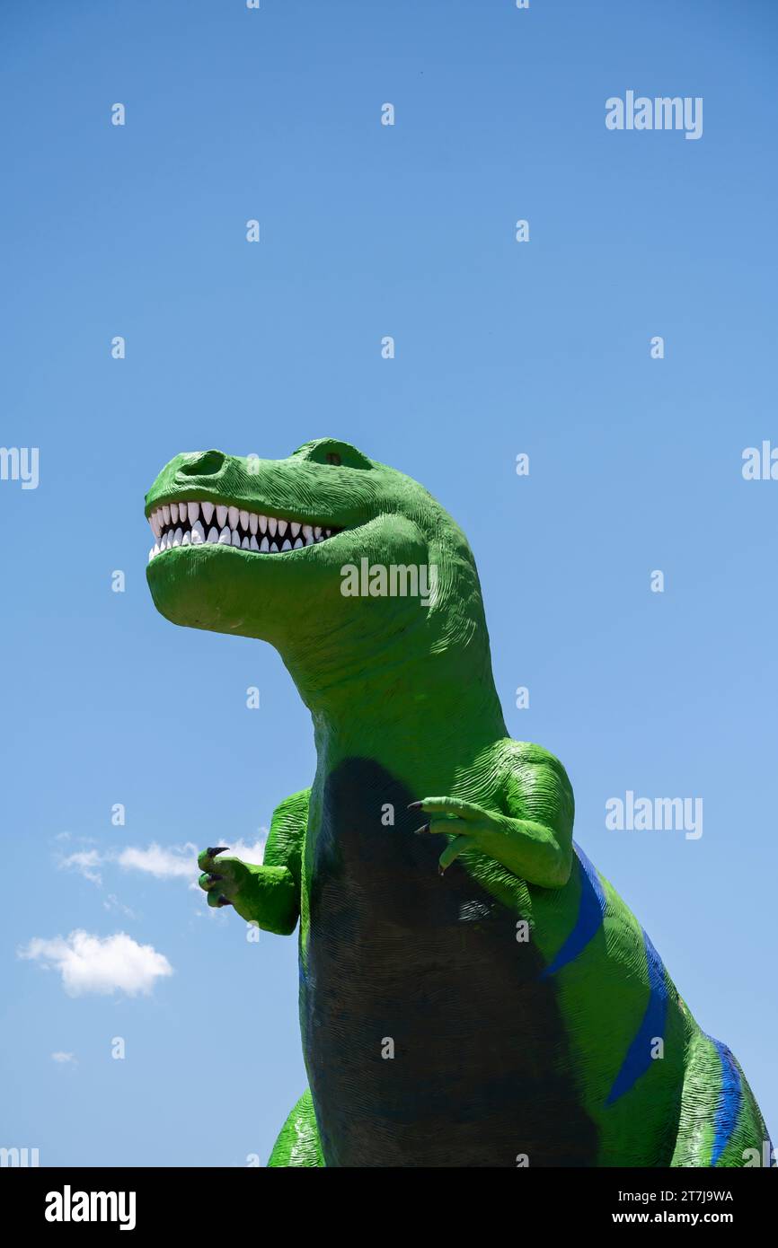 Palm Springs, California - 12 maggio 2023: Una gigantesca statua verde di un Tyrannosaurus Rex a Cabazon, California Foto Stock