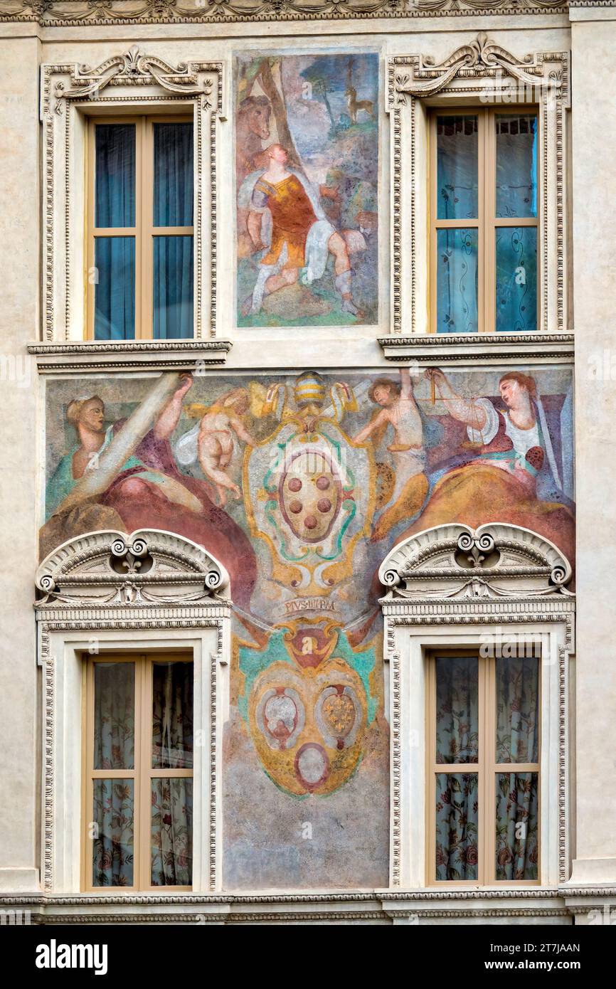 Decorazioni manieriste sulla facciata del Palazzetto di Tizio da Spoleto in Piazza Sant'Eustachio, Roma, Italia Foto Stock