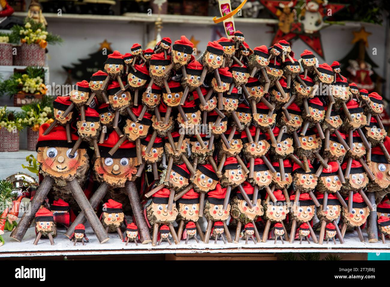 L'abbondanza festiva del mercato di Santa Llucia: Una vivace esposizione di tronchi di Caga Tió impilati, che abbracciano il tradizionale spirito natalizio catalano nel cuore della città Foto Stock