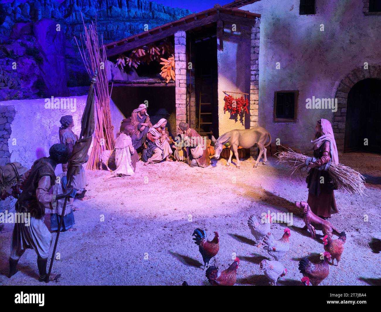 Presepe artigianale: Figure fatte a mano di Gesù, Maria e Giuseppe catturano gli spettatori in questa riverente rappresentazione del presepe natalizio Foto Stock