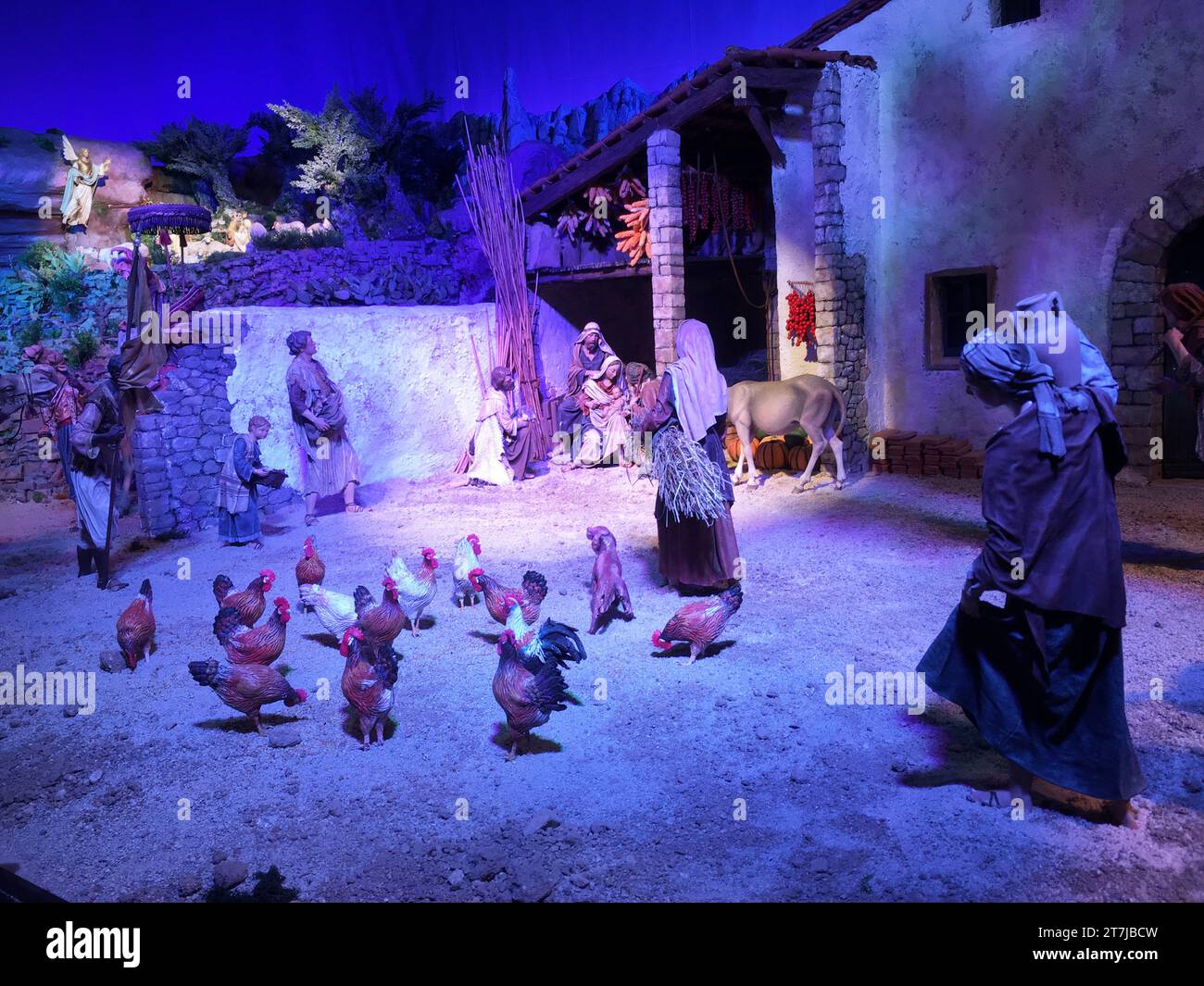 Presepe artigianale: Figure fatte a mano di Gesù, Maria e Giuseppe catturano gli spettatori in questa riverente rappresentazione del presepe natalizio. Foto Stock