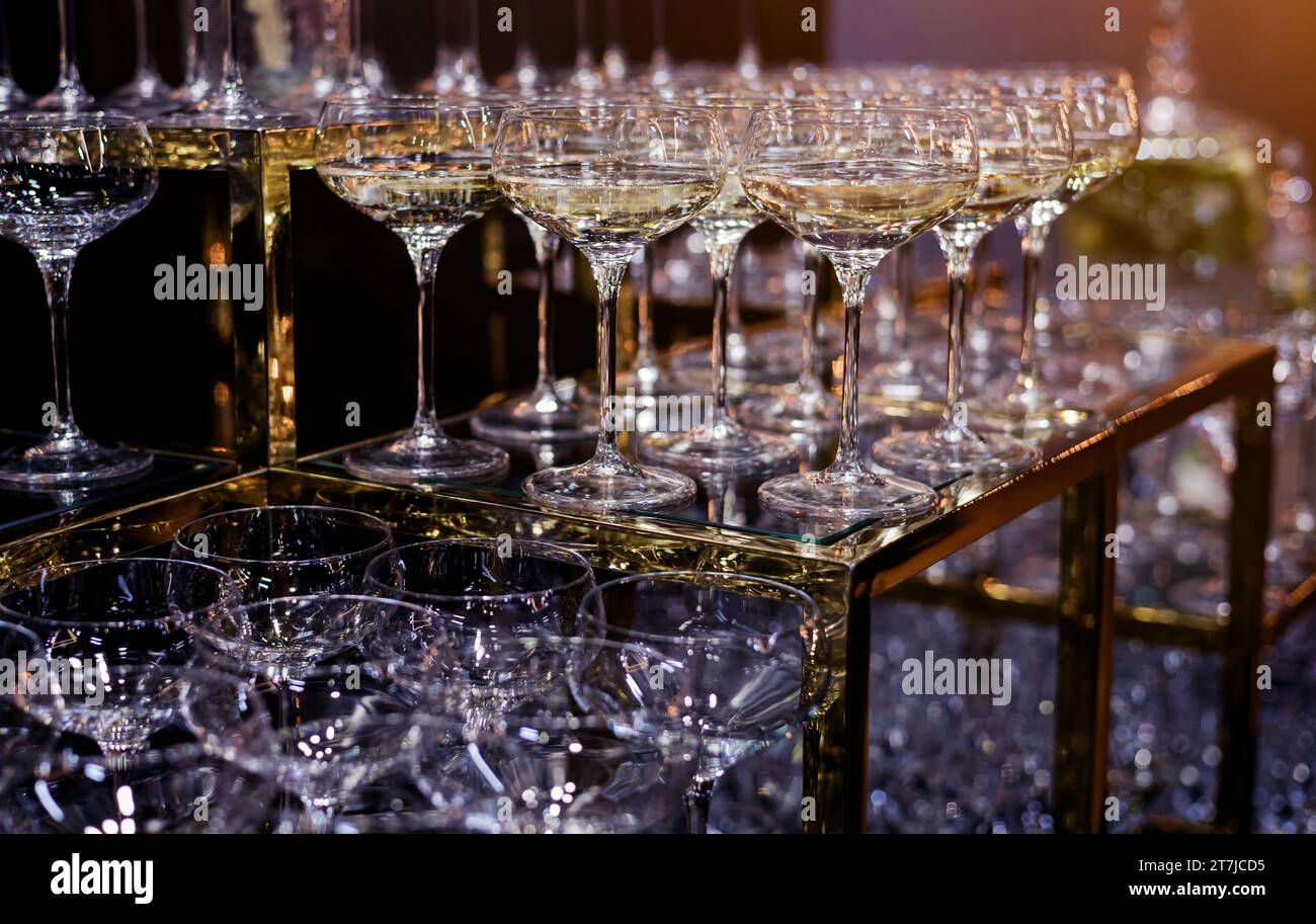 bicchieri di champagne sul tavolo di vetro. alcohol bar, catering al ristorante. Foto Stock