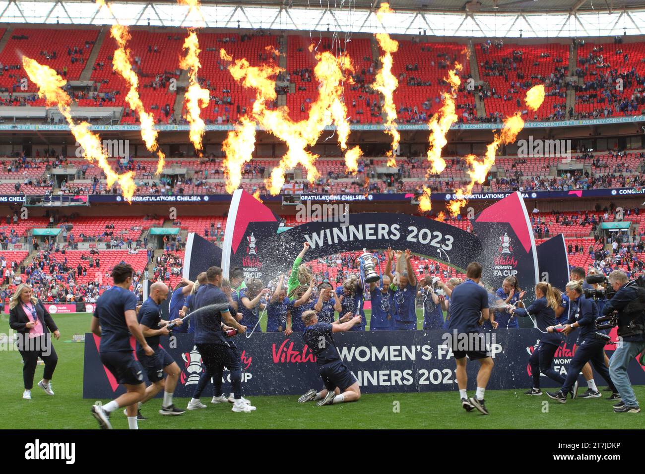 La squadra femminile del Chelsea festeggia con il personale del backroom la finale di fa Cup femminile, Chelsea Women FC contro Manchester United Women FC, Wembley Stadium, 14 maggio 2023 Foto Stock